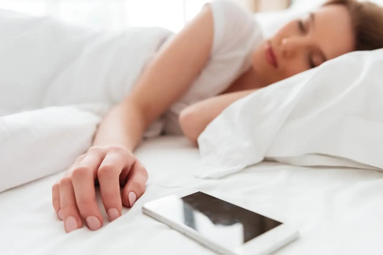 ¿Estás durmiendo con tu enemigo? Descubre la verdad detrás de dormir junto al teléfono y la radiación que emite