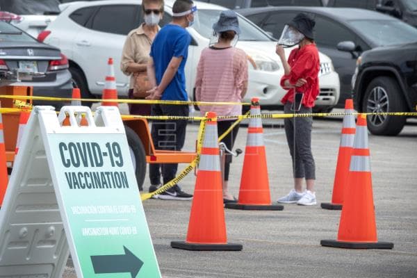 Alcalde de North Beach Miami ofrece vacunas gratuitas contra la COVID-19 a turistas extranjeros