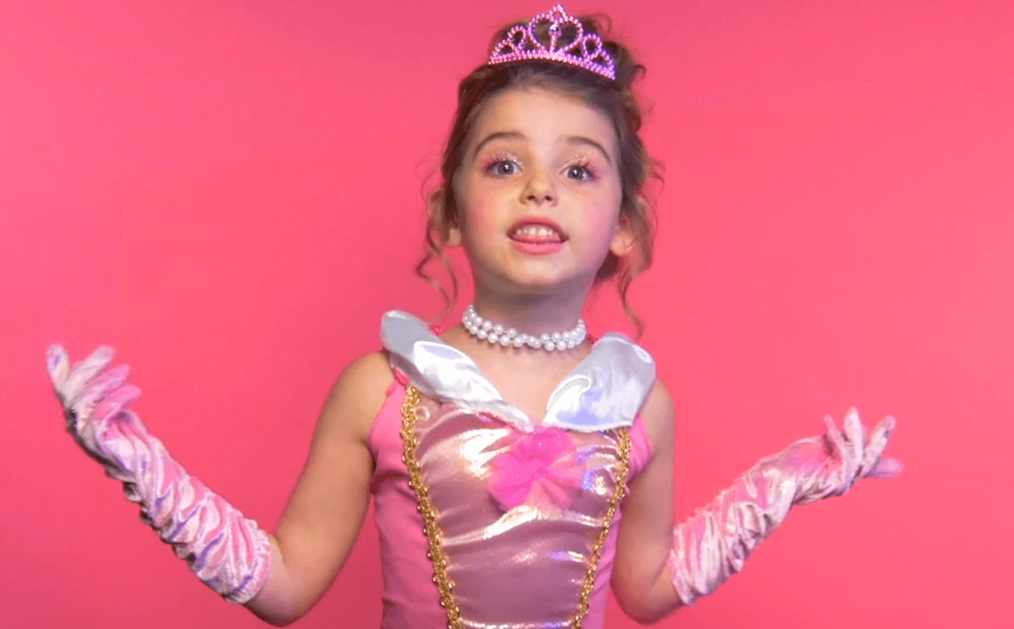 Niña de 6 años y sus amigas lanzan palabrotas por el feminismo (y para vender ropa)