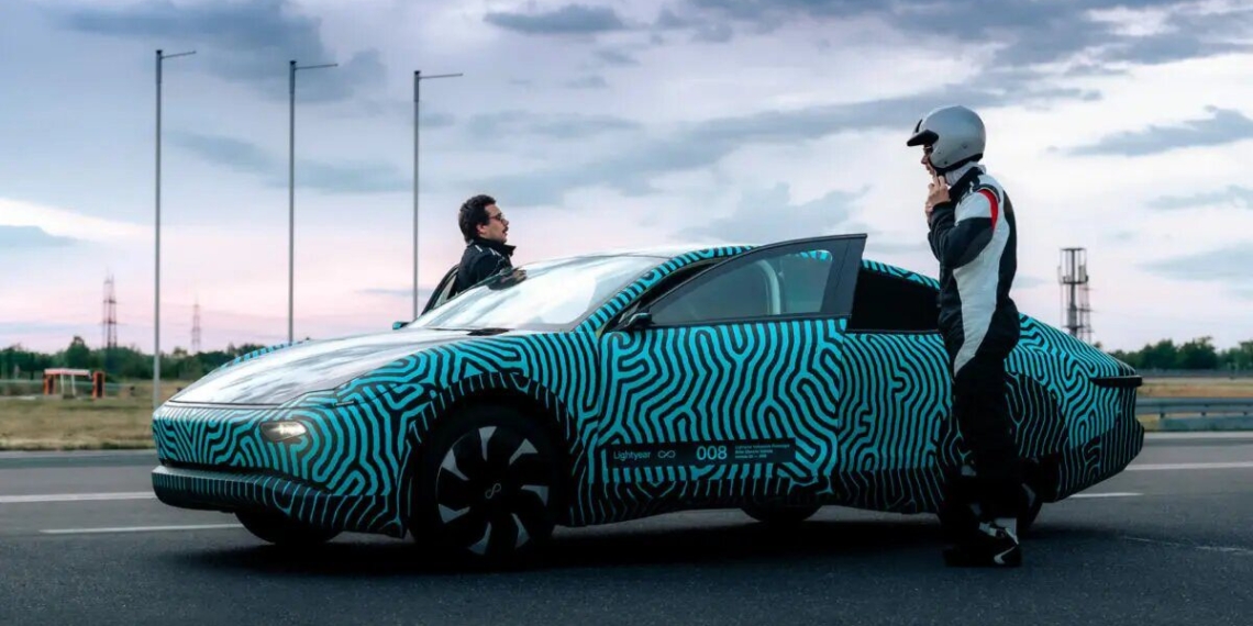 Auto solar bate el récord de autonomía entre el resto de autos eléctricos