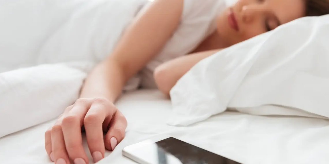 ¿Estás durmiendo con tu enemigo? Descubre la verdad detrás de dormir junto al teléfono y la radiación que emite