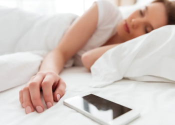 ¿Estás durmiendo con tu enemigo? Descubre la verdad detrás de dormir junto al teléfono y la radiación que emite
