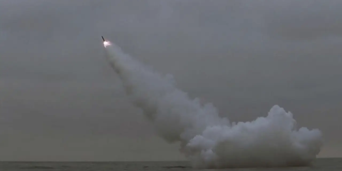 Corea del Norte dispara misiles de crucero desde submarino y lanza nueva amenaza a EE.UU. mientras inician ejercicios militares con Corea del Sur