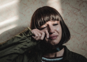 Preocupante estudio revela que pequeños desaires en el trabajo podrían desencadenar pensamientos suicidas en personas con depresión