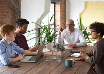 ¿Con quién se relaciona un administrador?