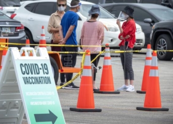 Alcalde de North Beach Miami ofrece vacunas gratuitas contra la COVID-19 a turistas extranjeros
