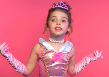 Niña de 6 años y sus amigas lanzan palabrotas por el feminismo (y para vender ropa)