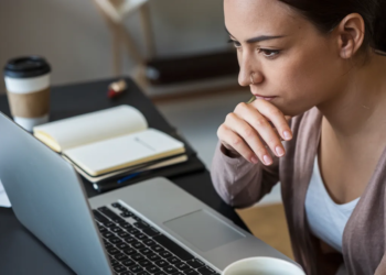 ¿Cómo emprender con inteligencia artificial y generar ingresos adicionales?